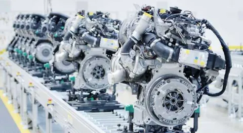 Novovyrobené motory na montážnej linke vo fabrike