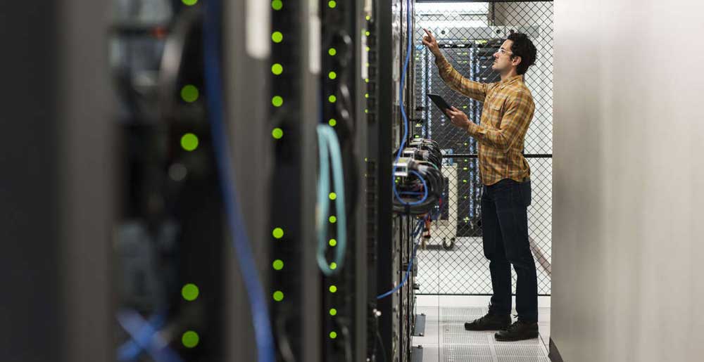 Technik pracujúci v serverovej miestnosti